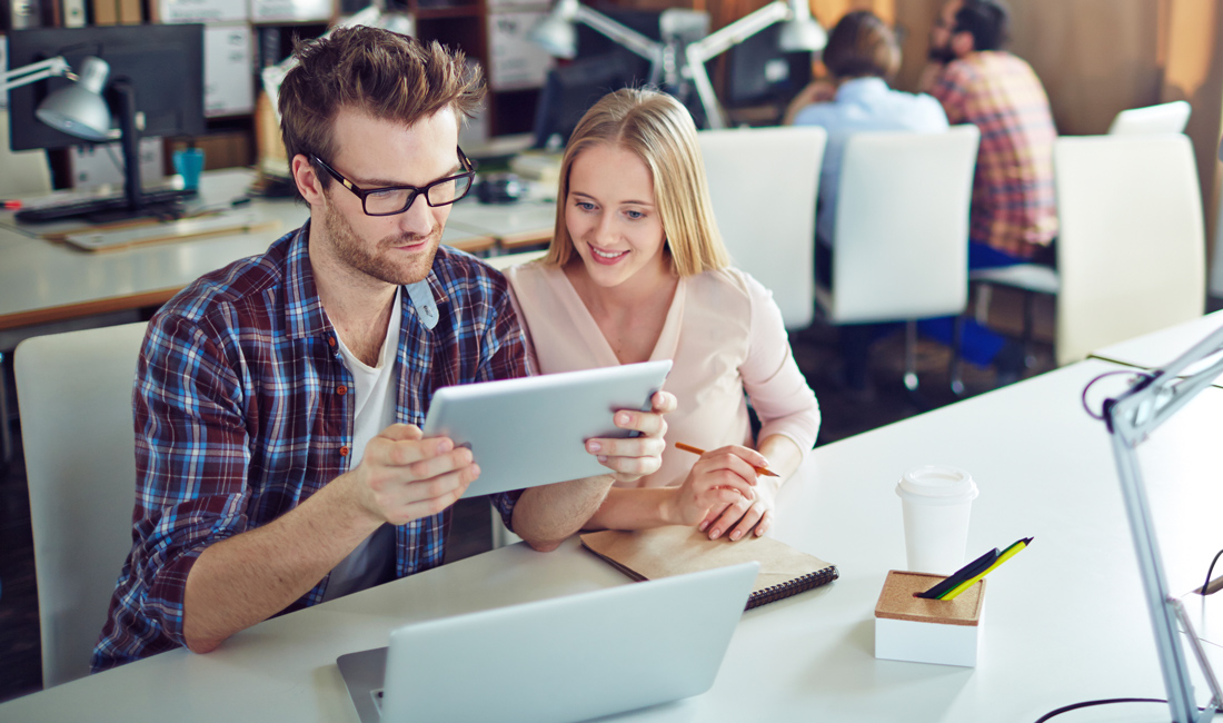 Tablet w użyciu – monitorowanie wskaźników i danych w cyfrowych projektach
