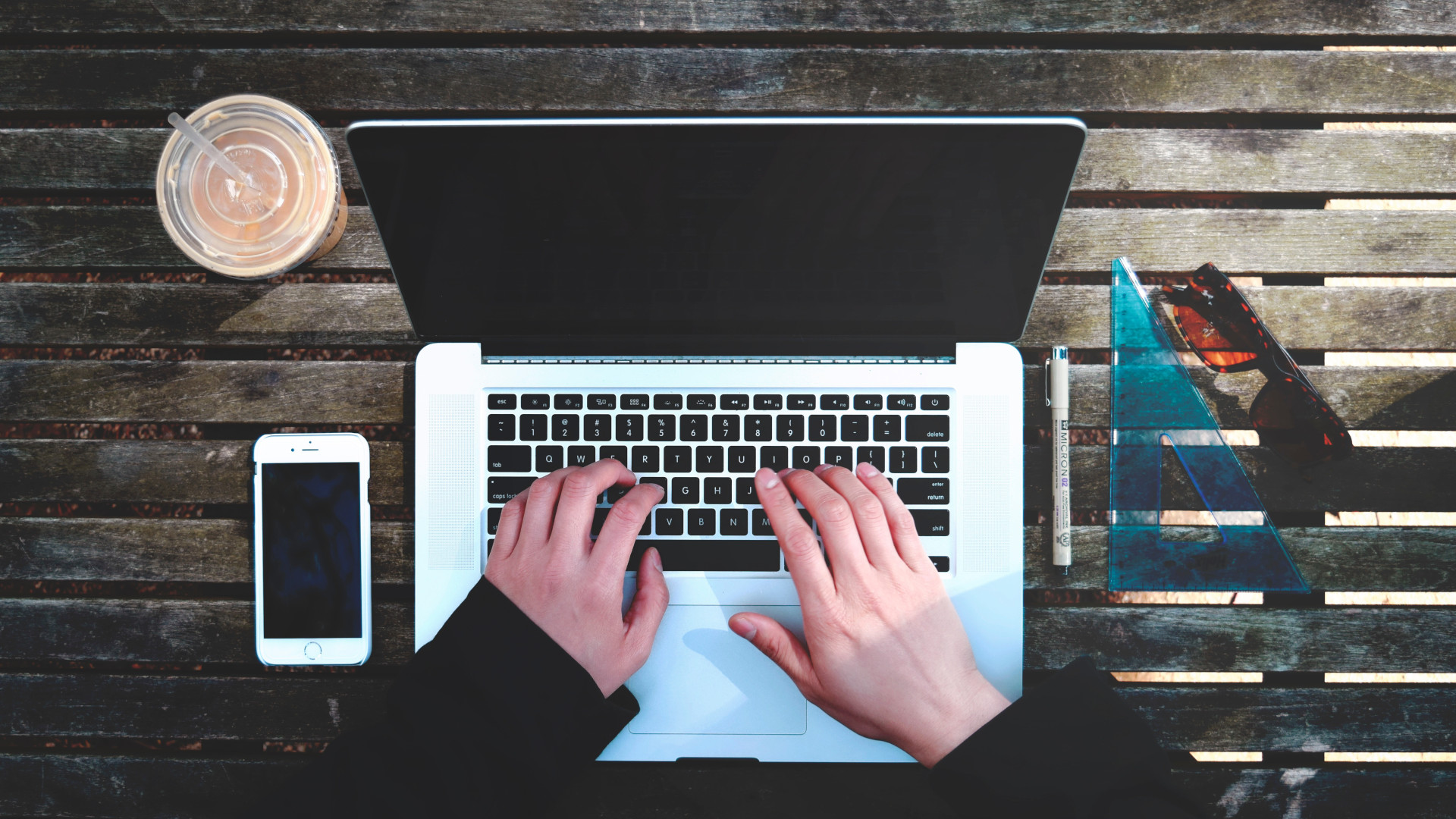 Obsługa systemu ERP i zarządzanie projektami na laptopie w biurze