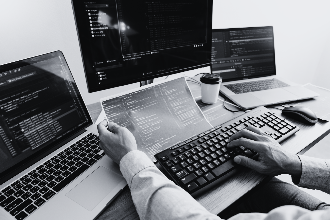 Programista pracuje z kodem na kilku komputerach jednocześnie