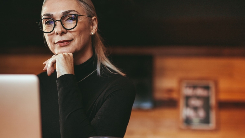 Zdalne konsultacje IT – specjalistka ERP pracuje przy laptopie
