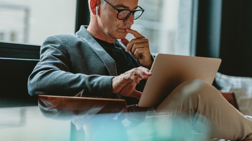 Konsultant ERP zastanawia się nad strategią wdrożenia systemu przy laptopie