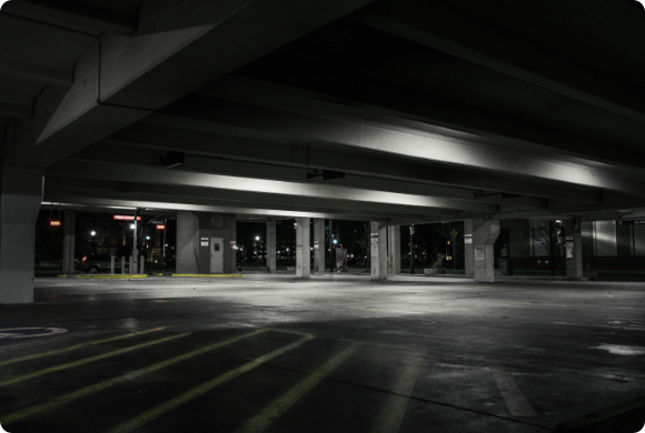 Parking podziemny nocą